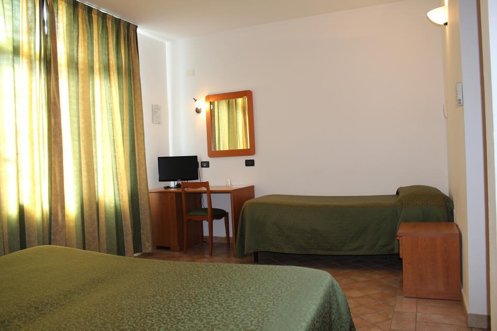 Carlo'S Hotel Castagneto Carducci Exteriör bild